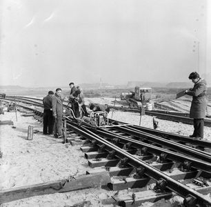 846746 Afbeelding van de werkzaamheden ten behoeve van de aanleg van een spooraansluiting te Beverwijk ten behoeve van ...